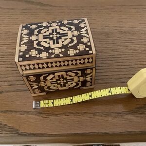 Vintage inlaid small straw trinket box